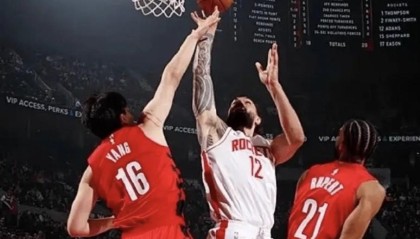 杨瀚森谈与亚当斯对位：我哥实在太有劲，一只手推我就动不了了